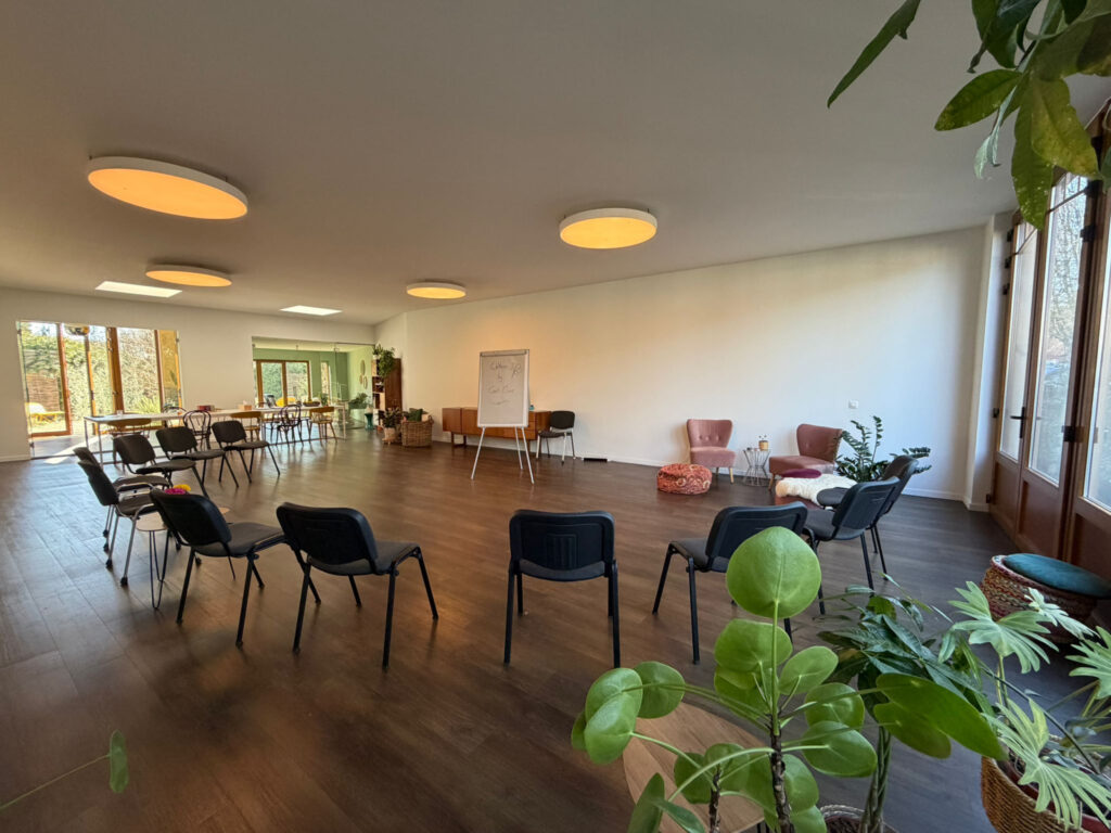 Ruime, lichte leszaal met stoelen in kring bij Coach Clinic in Ekeren